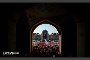 مراسم اقامه نماز بر پیکر آقای شهید ایران 64