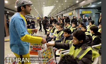 اجرای برنامه تاتر ترافیکی برای کودکان و دانش آموزان در مترو  راه آهن 14