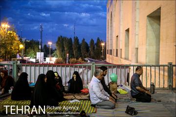 افطاری ساده در حاشیه نمایشگاه قرآن 25