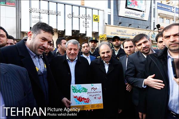 حضور شهردار تهران در راهپیمایی با مترو 5