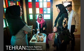 بازدید فاطمه دانشور عضو شورای شهر از نمایشگاه هنری  "فردا در آیینه" 1