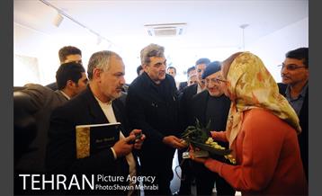 کتابگردی پیروز حناچی سرپرست شهرداری تهران در روز کتاب 33