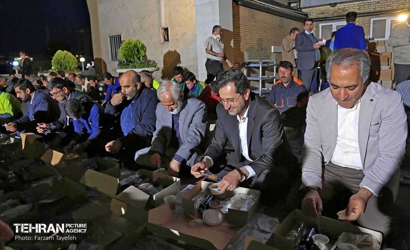 ضیافت یک هزار نفری افطار شهرداری منطقه ۵