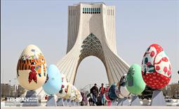 تخم مرغ های رنگی در میدان آزادی 1