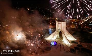 نورافشانی میدان آزادی در حمایت از تیم ملی 15