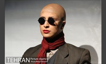 نمایش همه چیز می گذرد، تو نمی گذری‎ 1