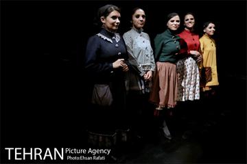 نمایش خانه‌اى در انتهاى خیابان بهار 30