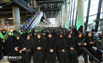 اهتزاز پرچم سبز رضوی بر فراز برج پرچم ایران 33