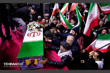 مراسم وداع با شهدای ناوشکن دنا در میدان ولیعصر(عج)