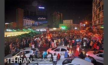 شادی خیابانی مردم بعد از پیروزی تیم ملی ایران 26