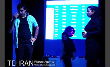 نمایش "او فقط خسته بود" 10