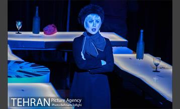 نمایش سه روایت از زندگی‎ 9