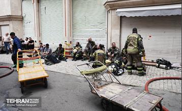 آتش‌سوزی انبار چسب در بازار تهران 18