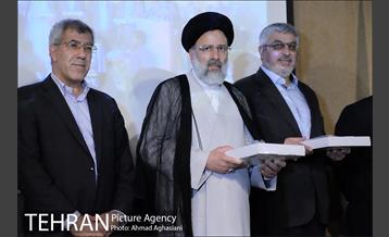 اهدای مدال های دانشجویان نخبه به مقام معظم رهبری 16