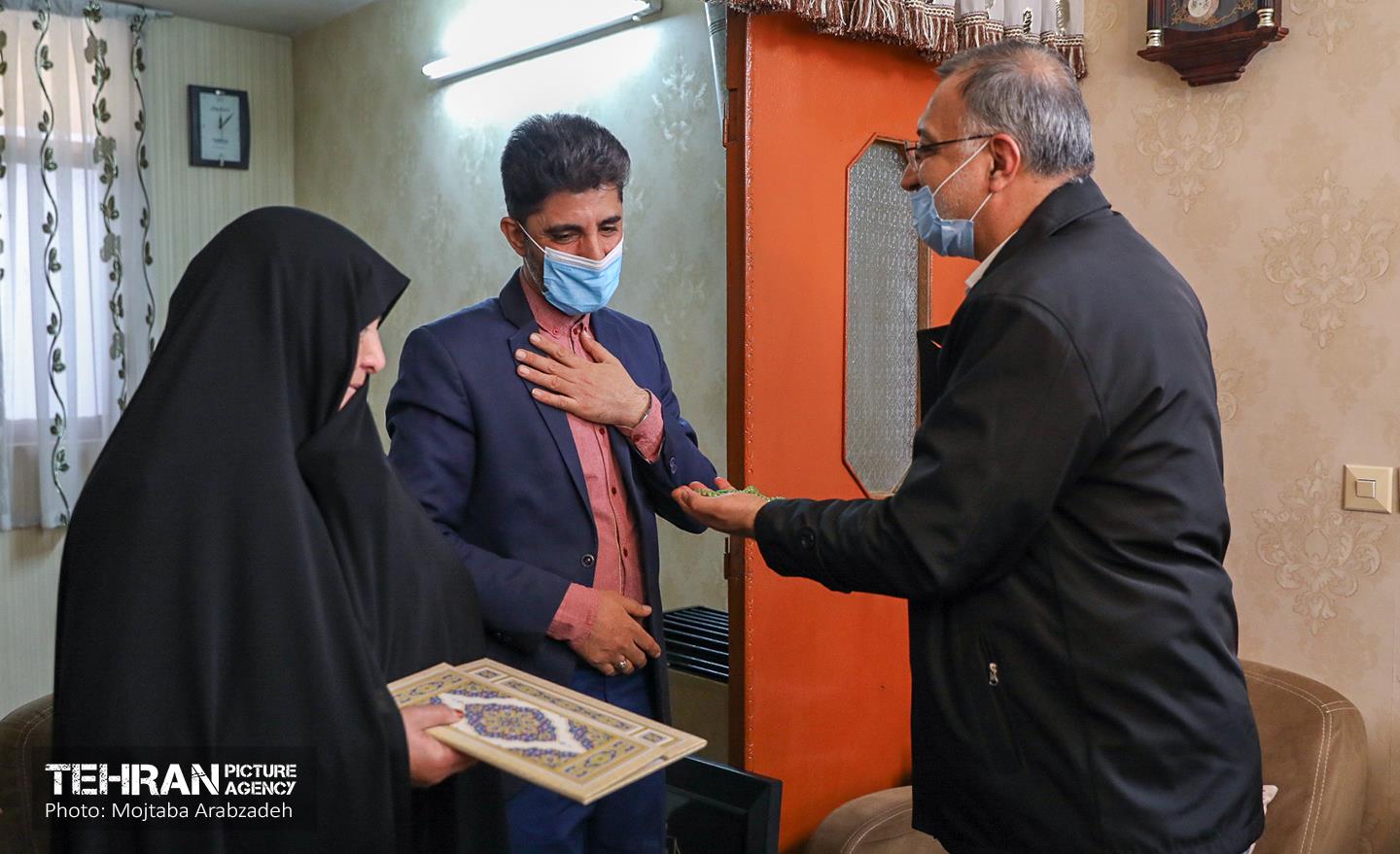 حضور شهردار تهران در منزل شهید ارشد محمودی 12