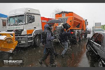 بازدید اصحاب رسانه از خدمات برف‌روبی منطقه 5 شهرداری تهران 13