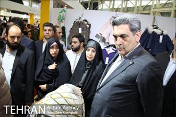 بازدید پیروز حناچی شهردار تهران از هفدهمین نمایشگاه عطر سیب 12