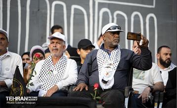 استقبال از خانواده شهدای غزه در میدان فلسطین تهران 17