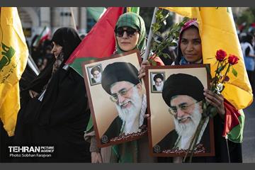 استقبال از خانواده شهدای غزه در میدان فلسطین تهران 34