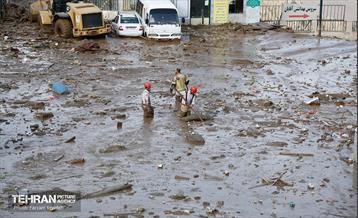 تلاش نیروهای امدادی شهرداری تهران برای تخلیه مناطق سیل زده کن