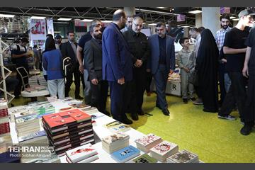 بازدید شهردار تهران از رویداد "اردی‌بهشت کتاب" 37