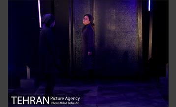 نمایش در اتاق باد می وزد 2