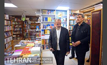 کتابگردی پیروز حناچی سرپرست شهرداری تهران در روز کتاب 47