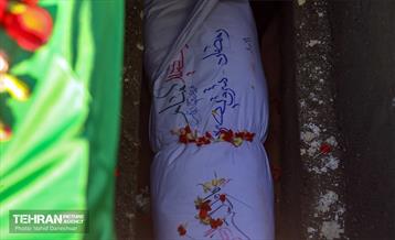 تشییع و تدفین پیکر مطهر دو شهید گمنام در منطقه 17