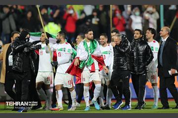 جشن و شادی بازیکنان و کادر فنی تیم ملی ایران پس از صعود به جام جهانی 2022