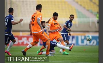 دیدار تیم های فوتبال استقلال خوزستان و سایپا تهران