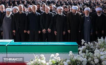 مراسم اقامه نماز بر پیکر آقای شهید ایران 43