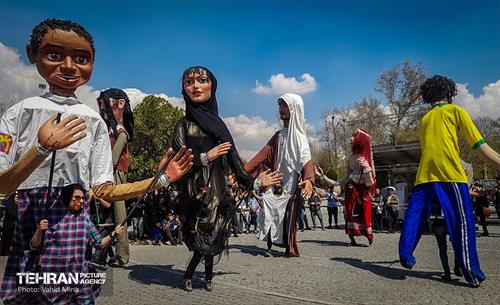 جشن بهار اولی‌ها با عروسک‌های غول پیکر 17