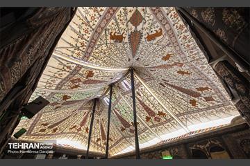 قدیمی‌ترین چادر حسینیه ۸۰ ساله است و آن را مرحوم خیام در اصفهان دوخته است. دومین چادر را نیز مرحوم خیام در سال ۱۳۴۵ دوخت. سومین چادر در سال ۱۳۷۵ توسط استاد علوی در اصفهان آماده شد. آخرین چادر نیز در سال ۱۳۹۴ از جنس برزنت برای حسینیه دوخته شد.
