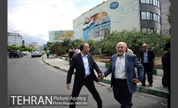 رونمایی از دیوار نگاره قدس در بزرگراه مدرس 10