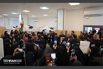 دیدار شهردار تهران با اعضای خانواده شهدای مدرسه شجره طیبه میناب 19