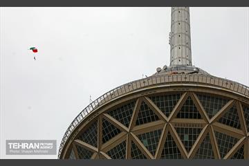 پرش چتربازان از برج میلاد تهران 11