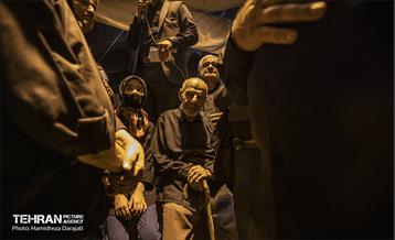 مداحان پیشکسوتی که می‌خواهند چهارپایه‌خوانی کنند به‌ترتیب روی چهارپایه می‌روند و هرکسی روضه خود را می‌خواند و بعد از پایین آمدن، مداح بعدی نوحه‌سرایی را آغاز می‌کند.