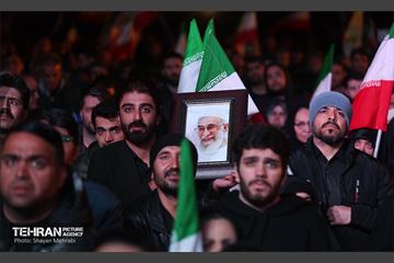عزاداری مردم در پی شهادت رهبر انقلاب اسلامی در میدان انقلاب 21