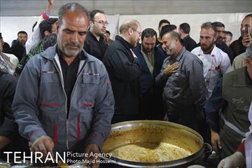 بازدید دکتر قالیباف از خدام الحسین در مسیر پیاده‌روی اربعین 4
