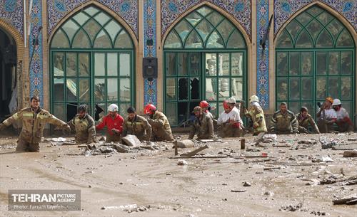 تلاش نیروهای امدادی شهرداری تهران برای تخلیه مناطق سیل زده کن