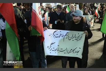 تجمع شب سی‌وچهارم در میدان انقلاب 15