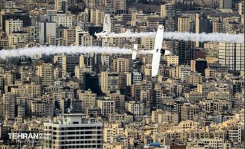 مانور ویژه هواپیماهای فوق سبک بر فراز برج میلاد 12