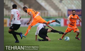 دیدار دو تیم فوتبال سایپا تهران و نفت تهران