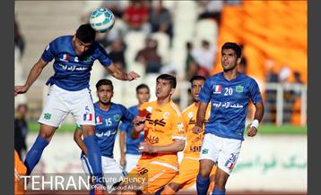 دیدار تیم های فوتبال سایپا و صنعت نفت آبادان
