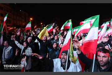 عزاداری مردم در پی شهادت رهبر انقلاب اسلامی در میدان انقلاب 15