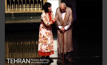 نمایش راپورت های شبانه دکتر مصدق‎ 12