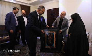قرار خدمت؛ دیدار شهردار تهران با خانواده شهید مهدی داراب برکادهی 14