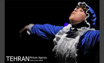 نمایش “کلفت ها” در خانه هنرمندان 24