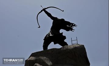 رونمایی از مجسمه آرش کمانگیر در میدان ونک 12