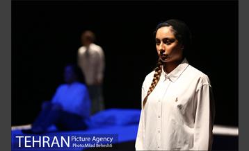 نمایش امشب اینجا 18